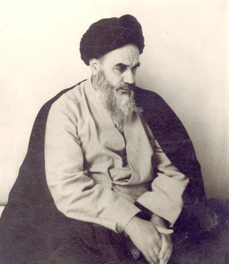 Ruhollah Chomeini, 1964; historische Postkarte. Urheber nicht angegeben; Institute for Iranian Contemporary Historical Studies (iichs.ir), via Wikimedia Commons. Via Wikimedia Commons. Kontextporträt aus der Zeit vor seiner Herrschaft; Gemeinfreiheitsbegründung auf der Dateiseite. Lizenzprüfung: 2026-09-26. Ruhollah Chomeini, 1964; historische Postkarte. Urheber nicht angegeben; Institute for Iranian Contemporary Historical Studies (iichs.ir), via Wikimedia Commons. Via Wikimedia Commons. Kontextporträt aus der Zeit vor seiner Herrschaft; Gemeinfreiheitsbegründung auf der Dateiseite. Lizenzprüfung: 2026-09-26.