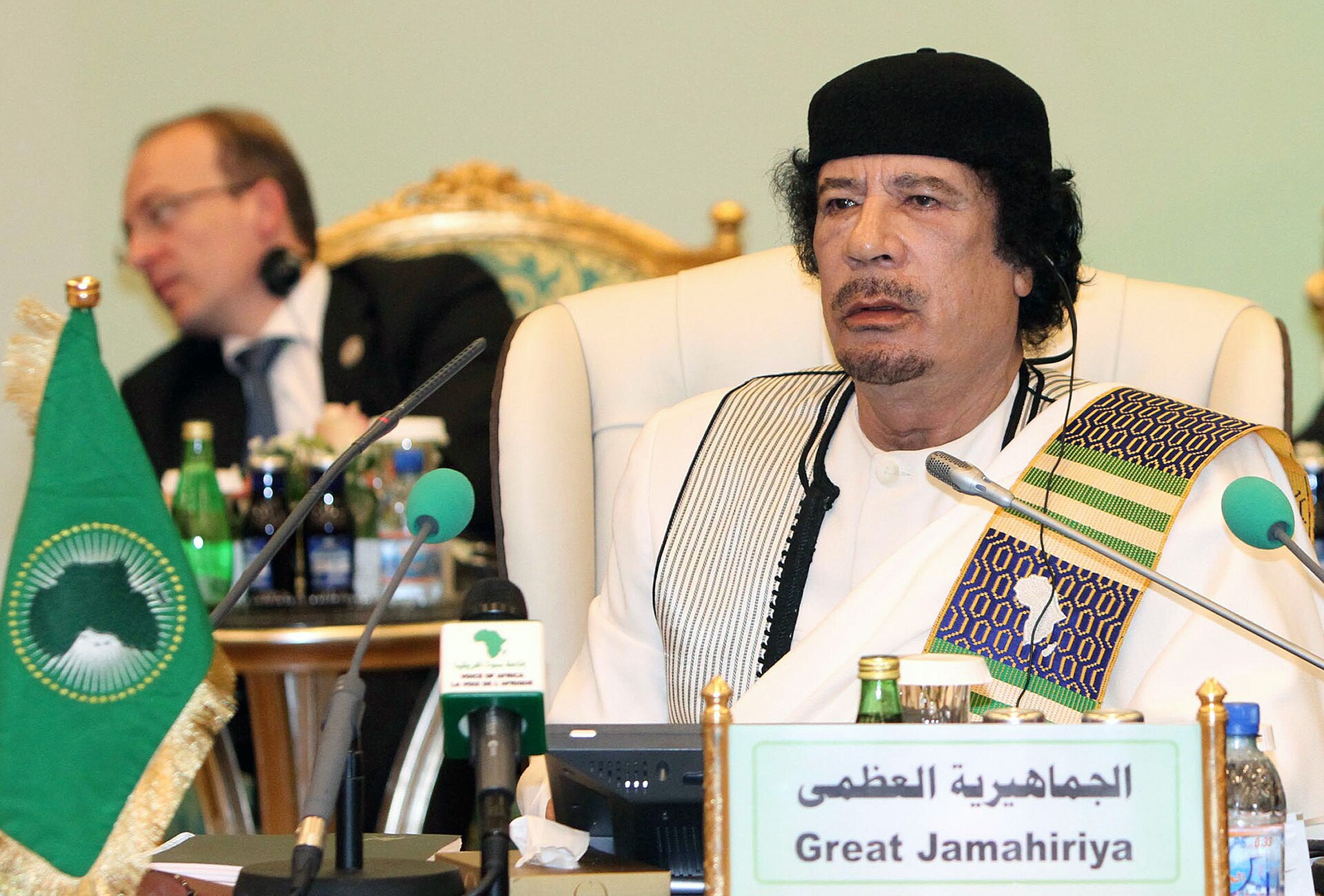 Muammar al-Gaddafi beim EU-Afrika-Gipfel, 29.11.2010. Hamza Turkia / © European Union, 2010 / EU Audiovisual Centre. Via Wikimedia Commons. Kontextporträt. Lizenzprüfung: 2026-09-26. Muammar al-Gaddafi beim EU-Afrika-Gipfel, 29.11.2010. Hamza Turkia / © European Union, 2010 / EU Audiovisual Centre. Via Wikimedia Commons. Kontextporträt. Lizenzprüfung: 2026-09-26.