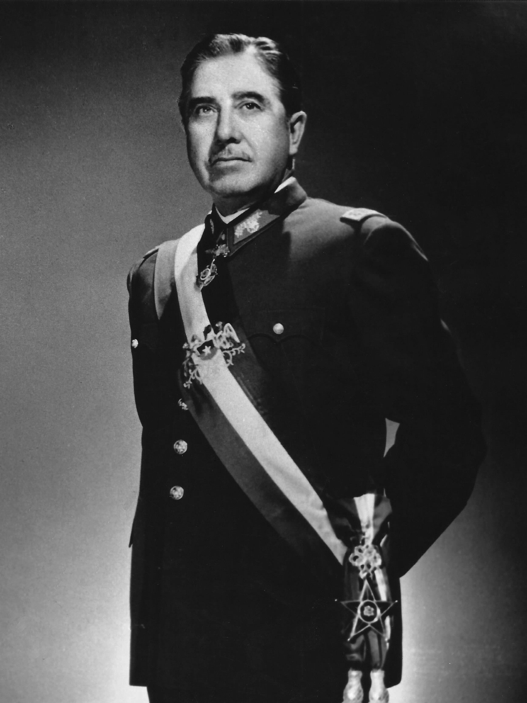 Augusto Pinochet, um 1974; Porträtausschnitt. Ministerio de Relaciones Exteriores de Chile / Archivo General Histórico. Via Wikimedia Commons. Kontextporträt. Lizenzprüfung: 2026-09-26. Augusto Pinochet, um 1974; Porträtausschnitt. Ministerio de Relaciones Exteriores de Chile / Archivo General Histórico. Via Wikimedia Commons. Kontextporträt. Lizenzprüfung: 2026-09-26.