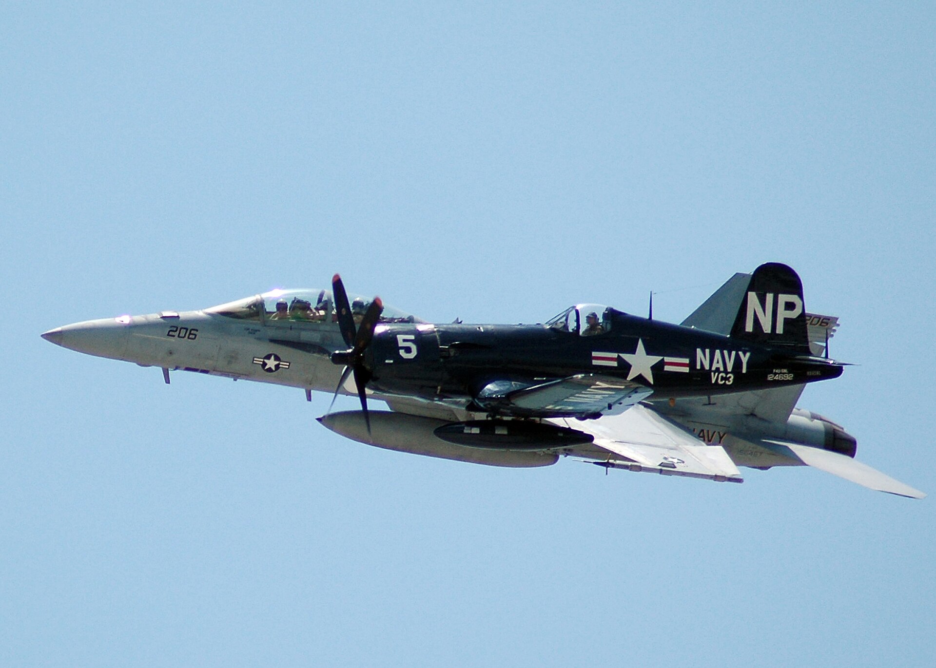 F/A-18 Super Hornet gemeinsam mit F4U Corsair, Key West, 15.04.2011. Michael McNabb / U.S. Navy. Via Wikimedia Commons. Typenbild der Super Hornet; kein Nachweis eines Schweizer Bauteils oder konkreten Kampfeinsatzes. Lizenzprüfung: 2026-09-26. F/A-18 Super Hornet gemeinsam mit F4U Corsair, Key West, 15.04.2011. Michael McNabb / U.S. Navy. Via Wikimedia Commons. Typenbild der Super Hornet; kein Nachweis eines Schweizer Bauteils oder konkreten Kampfeinsatzes. Lizenzprüfung: 2026-09-26.