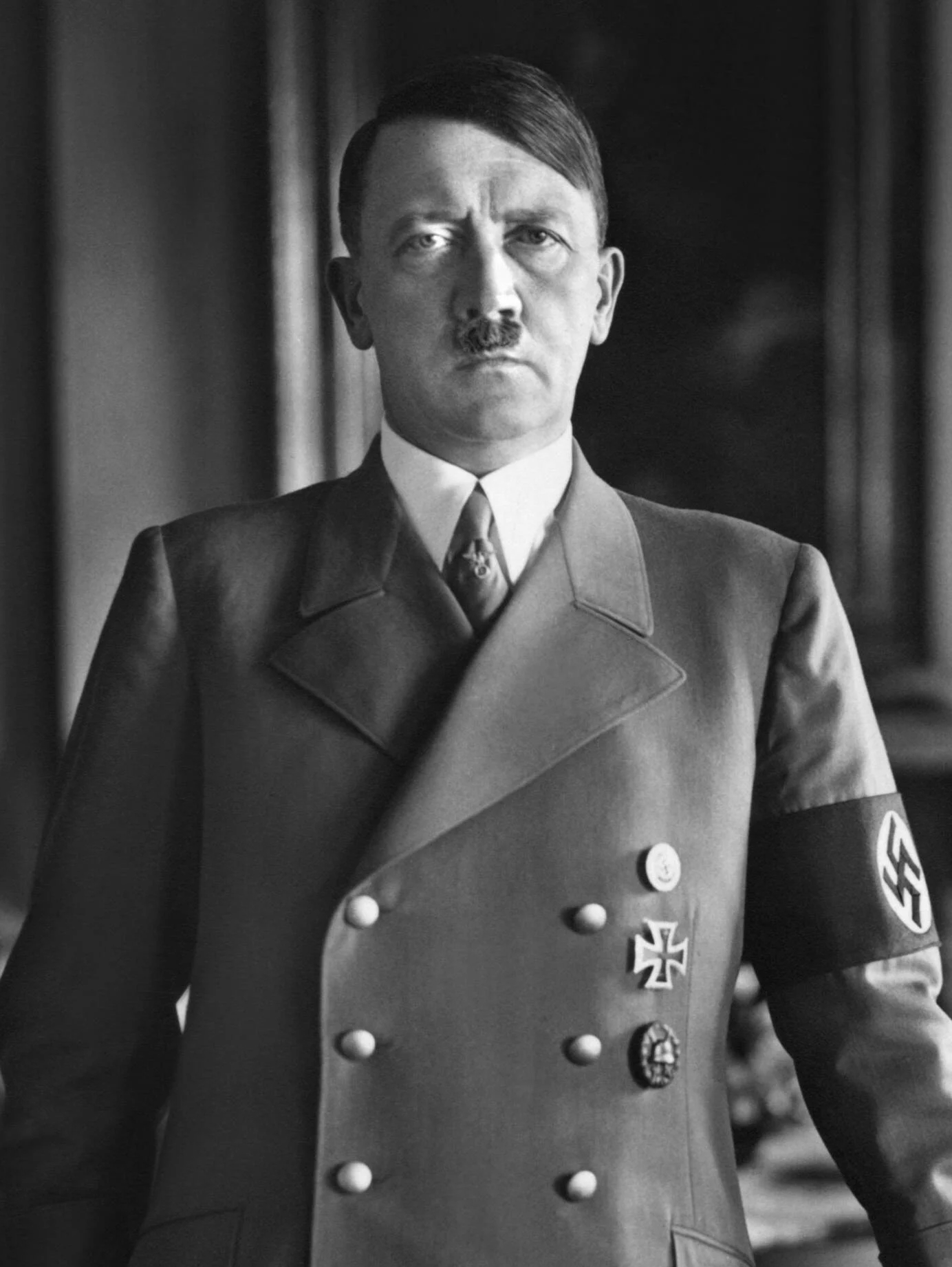Adolf Hitler, 1938; bearbeiteter Porträtausschnitt. Bundesarchiv, Bild 183-H1216-0500-002 / Heinrich Hoffmann; Bearbeitung: Notwist und Commons-Beitragende. Via Wikimedia Commons. Kontextporträt; Zuschnitt und Retuschen siehe Dateiseite. Lizenzprüfung: 2026-09-26. Adolf Hitler, 1938; bearbeiteter Porträtausschnitt. Bundesarchiv, Bild 183-H1216-0500-002 / Heinrich Hoffmann; Bearbeitung: Notwist und Commons-Beitragende. Via Wikimedia Commons. Kontextporträt; Zuschnitt und Retuschen siehe Dateiseite. Lizenzprüfung: 2026-09-26.
