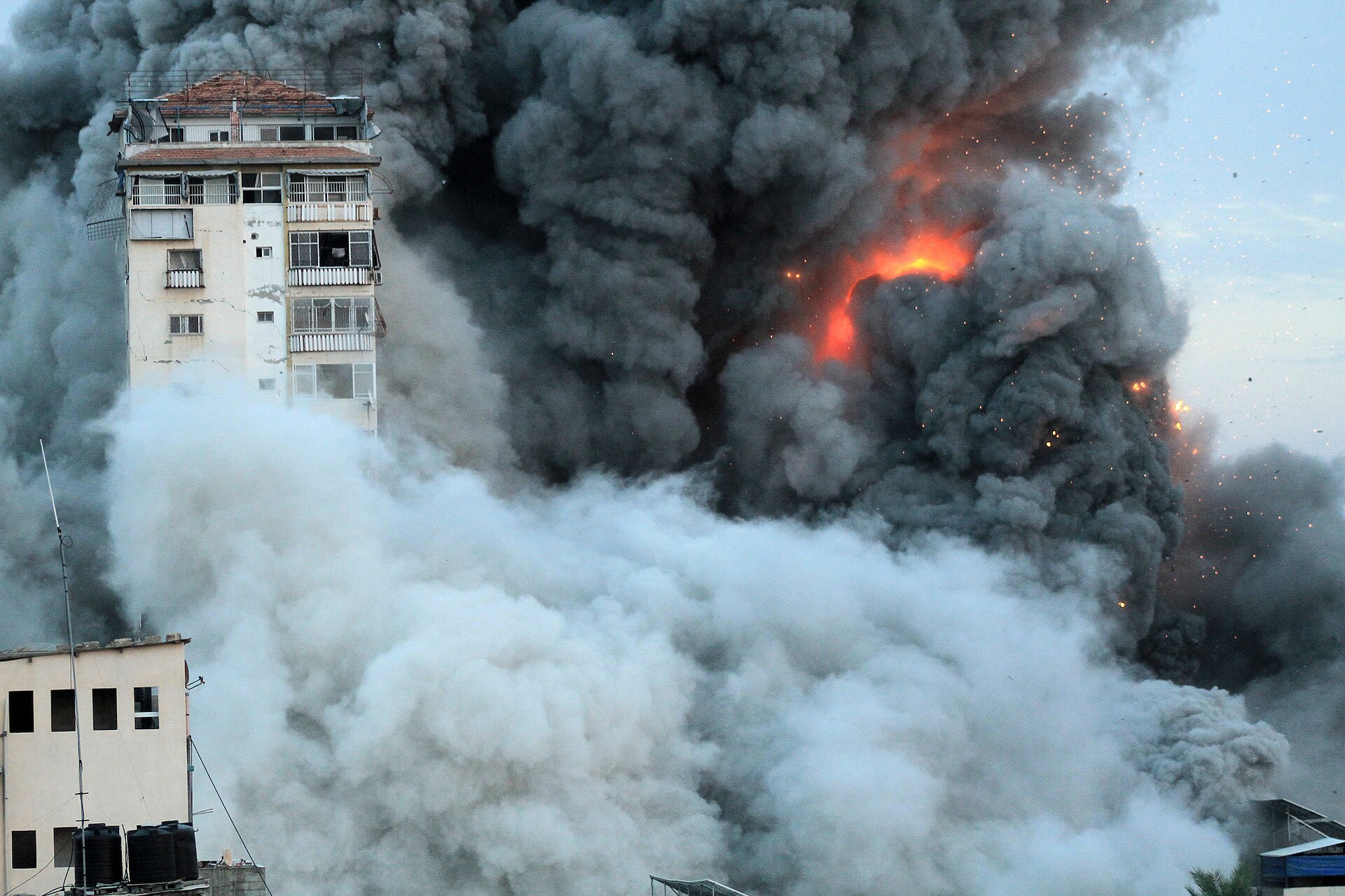 Rauch und Feuer an einem Hochhaus in Gaza-Stadt nach einem israelischen Angriff, 07.10.2023. Ali Hamad / APAimages für WAFA; Commons-VRT-Freigabe 2023102210002537. Via Wikimedia Commons. Kontextbild des Gazakriegs; kein Beleg für den Einsatz Schweizer Güter oder eine Verbindung zu diesem Angriff. Lizenzprüfung: 2026-09-26. Rauch und Feuer an einem Hochhaus in Gaza-Stadt nach einem israelischen Angriff, 07.10.2023. Ali Hamad / APAimages für WAFA; Commons-VRT-Freigabe 2023102210002537. Via Wikimedia Commons. Kontextbild des Gazakriegs; kein Beleg für den Einsatz Schweizer Güter oder eine Verbindung zu diesem Angriff. Lizenzprüfung: 2026-09-26.